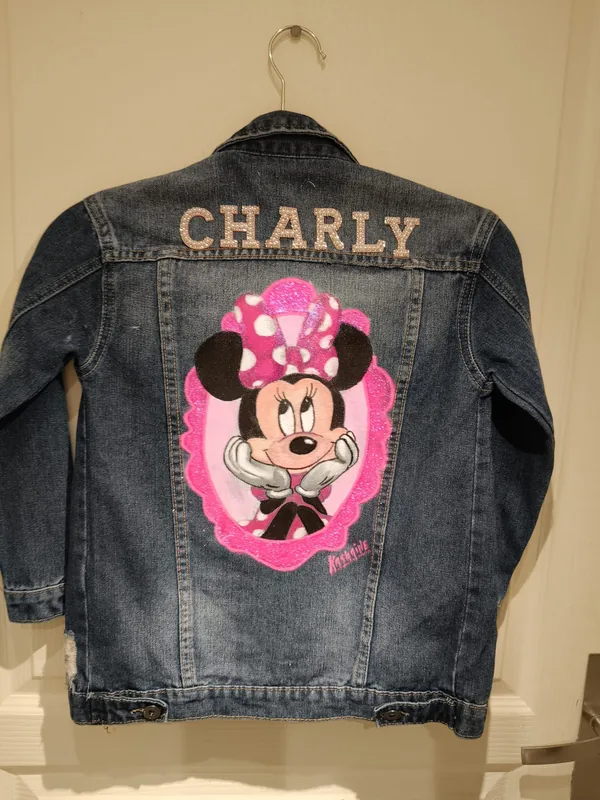 Veste en jean customisée : dos peint à la main et prénom en lettres perlées