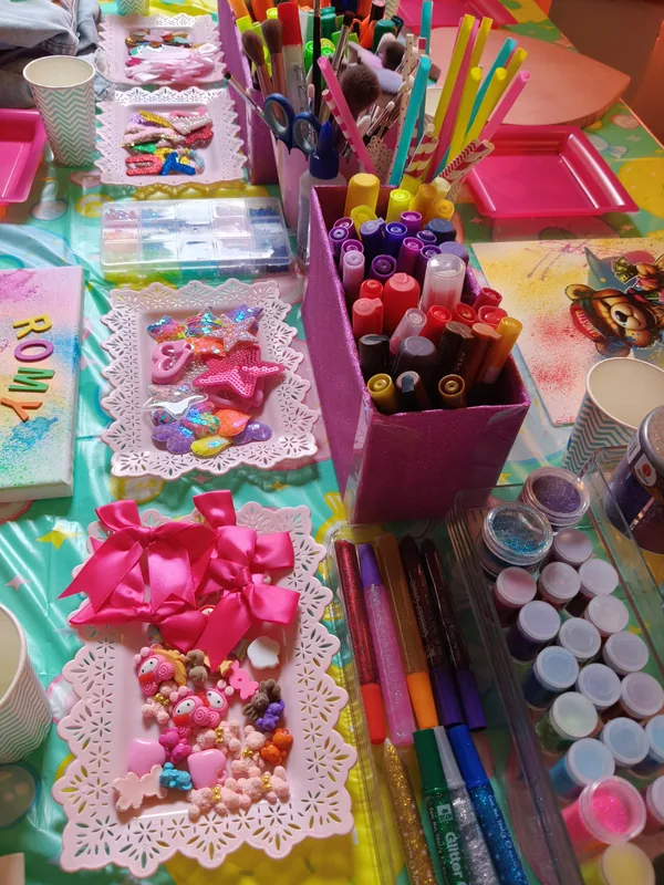 Le matériel de personnalisation : écussons, sequins, nœuds en satin, feutres et paillettes