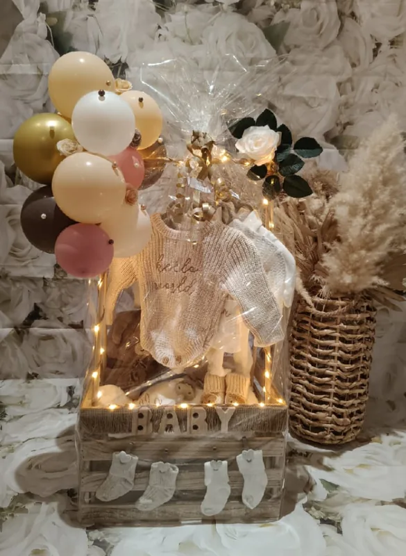 Panier de naissance lumineux en caisse en bois, composé par Kashaine