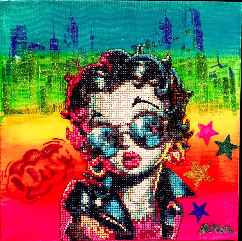 Tableau Betty Boop : peinture acrylique, strass et paillettes, recouvert de résine, 30 × 30 cm