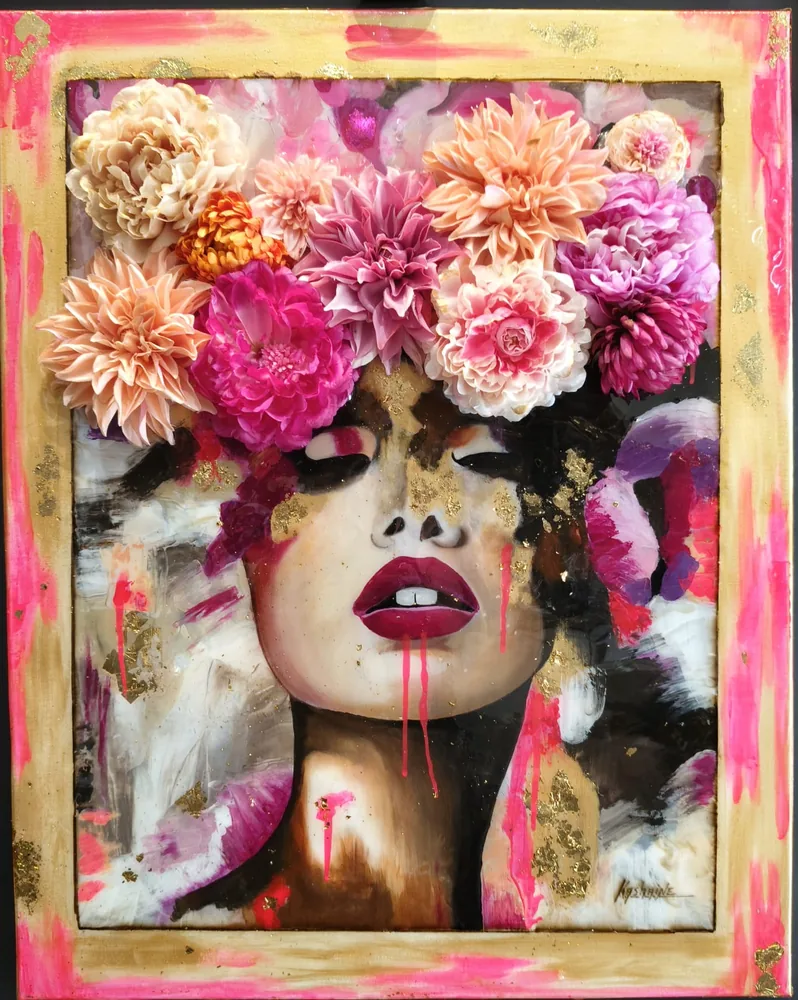 Tableau Femme aux dahlias : acrylique, feuilles d'or et fleurs en relief
