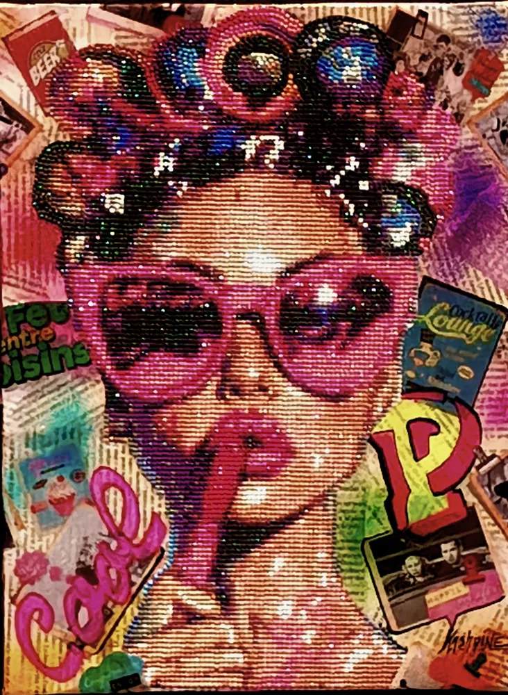 Tableau Femme Pop Art : strass, posca et collage, recouvert de résine, 40 × 30 cm