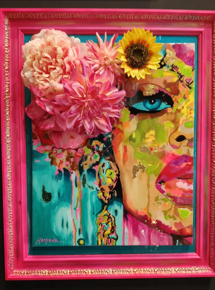 Tableau Regard turquoise : peinture acrylique et feuilles d'or, fleurs en relief, recouvert de résine, 65 × 53 cm