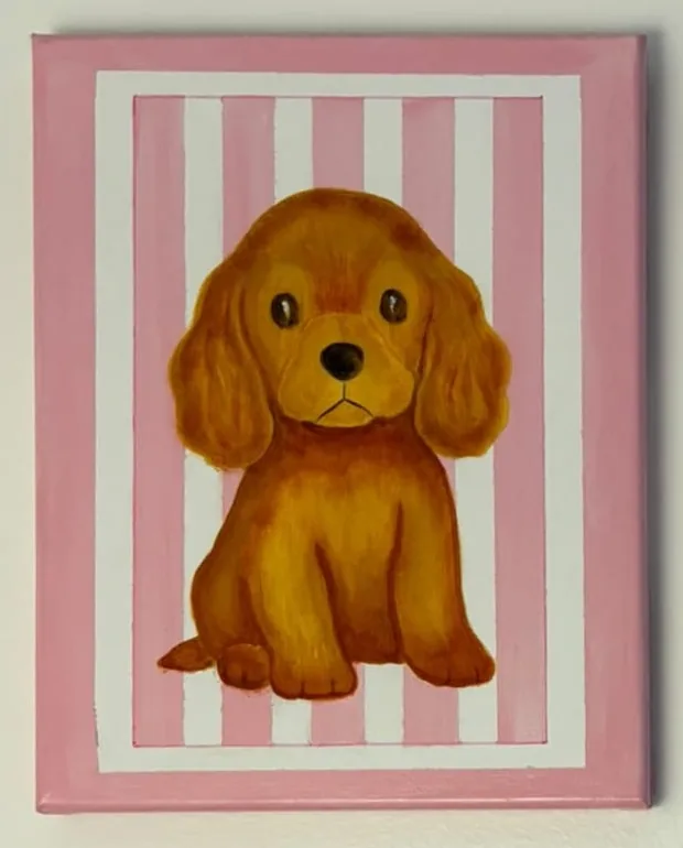 Tableau d'enfant : cocker roux assis, peint à la main sur fond rayé rose et blanc