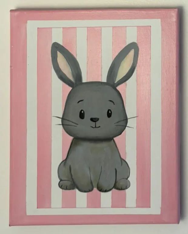 Tableau d'enfant : lapin gris assis, peint à la main sur fond rayé rose et blanc