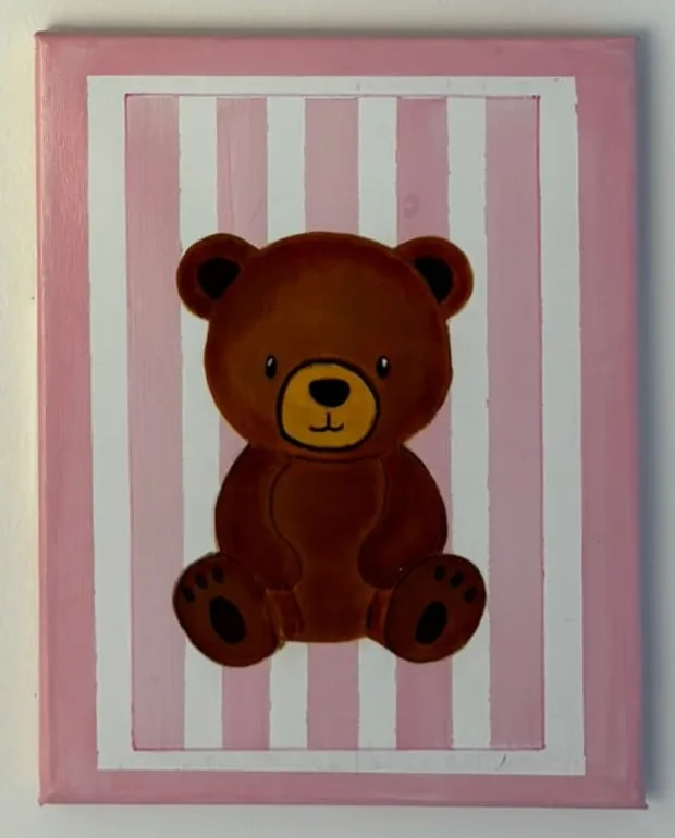 Tableau d'enfant : ourson brun assis, peint à la main sur fond rayé rose et blanc